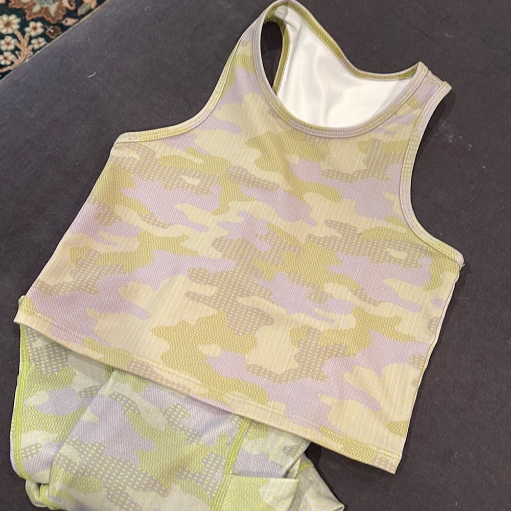 girls Fabletics Matching Camo Crop Tank and leggings 💚